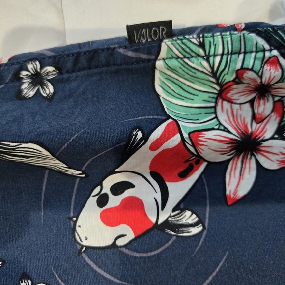 Valor Navy Blue Catfish Print Men's Shirt Size M Hawaiian Style - Picture 3 of 6